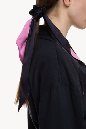 Silk scrunchie with scarf-like trims in fuchsia/navy